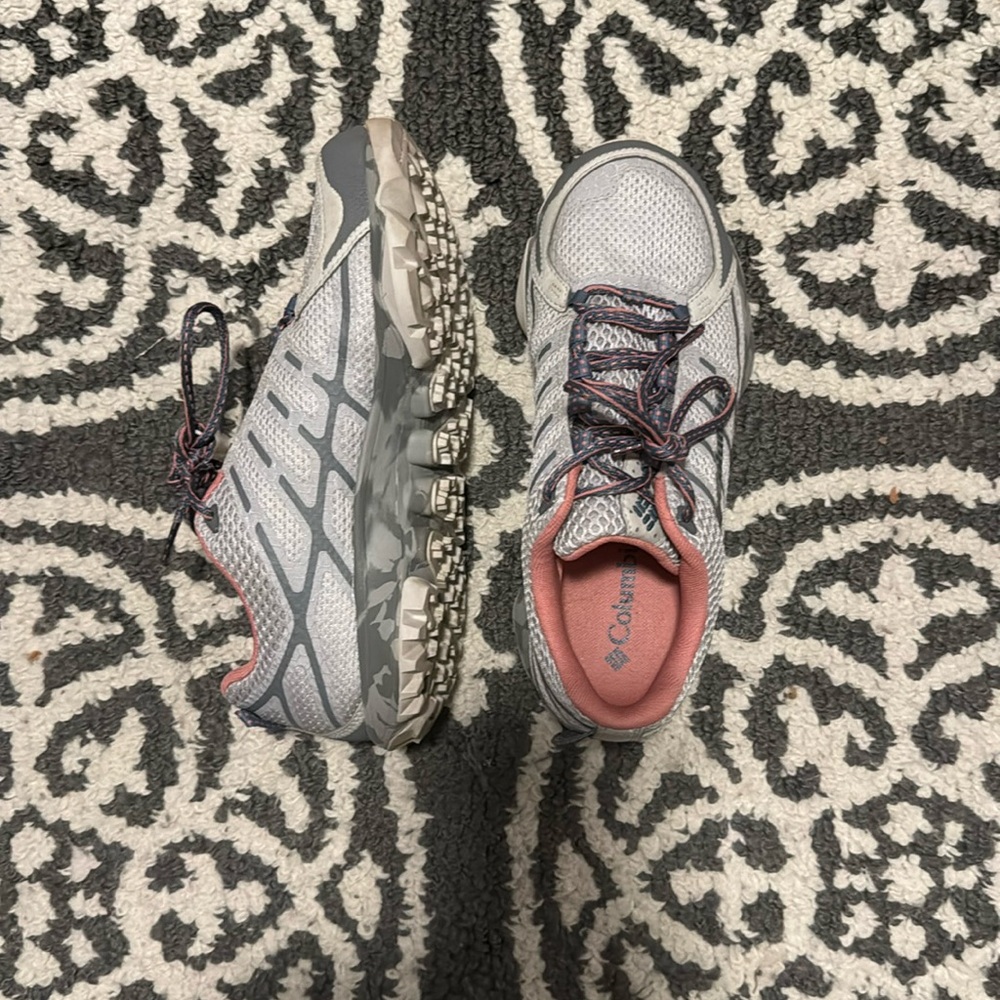 EXCELLENT USED CONDITION gray Columbia waterproof hiking shoes. Women’s size 7.